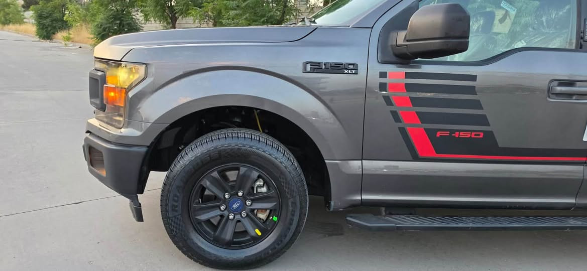 السلام عليكم 
فورد F_150 للبيع امريكي موديل 2019 لون نفطي رقم السليمانيه باسمي 
الحادث باب ورا السائق والجاملغ الخلفي وبيه شويه بارد ،  ستتم ايرباك كامل سياره كلش جديدة مواصفات xlt شاشه كبيرة تحكمات ستيرن نظام سبورت هاندبريك بصمة كود ابواب مانع اصطدام ماشيه( 141الف كيلو )باب طويل بدي قصير محرك 6 سلندر 3300 تنفس طبيعي المرغوب كير محرك تبريد كله بشرط برغي ممفتوح تخم تاير جديد هزه سنويه رقم كله جديد 
السعر 205$ للبيع او المراوس حسب القناعة ***********
