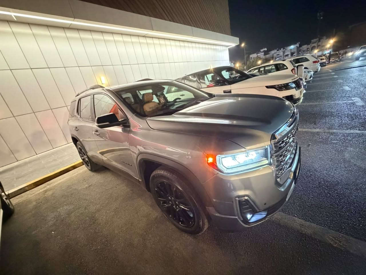 GMC Acadia 2023: 
الفئة: SLE
 حادثها جاملغ بارد والبنيد مبدل
 والرصعة الخلفية موضحة بلصور 
 المحرك: T2000
  ناقل الحركة: أوتوماتيك 9 سرعات
  ويل 22كروم
 نظام الدفع: AWD / FWD
 نظام اختيار وضعيات القيادة
 نظام Active Fuel Management لتوفير الوقود
 نظام Start/Stop مع إمكانية إيقافه

المواصفات الداخلية والترفيهية:
✅ مقاعد جلد
✅ مقاعد أمامية كهربائية
✅ تدفئة المقاعد الأمامية
✅ مقاعد خلفية منفصل
✅ تتسع حتى 6–7 ركاب حسب ترتيب المقاعد
✅ شاشة لمس 8 إنش
✅ نظام ملاحة Navigation
✅ Apple CarPlay & Android Auto لاسلكي
✅ Bluetooth وUSB
✅ نظام صوت Bose Premium 
✅ تحكم بالمقود للصوت والمكالمات
✅ مثبت سرعة
✅ تشغيل عن بُعد
✅ دخول وتشغيل بدون مفتاح
✅ تكييف أوتوماتيك متعدد المناطق

مواصفات الأمان:
🛡️ فرامل طوارئ أوتوماتيكية
🛡️ تحذير من الاصطدام الأمامي
🛡️ تنبيه النقطة العمياء
🛡️ تنبيه حركة المرور الخلفية
🛡️ Lane Keep Assist للمحافظة على المسار
🛡️ تحذير مغادرة المسار
🛡️ تنبيه مسافة السيارة الأمامية
🛡️ كشف المشاة الأمامي
🛡️ إضاءة IntelliBeam أوتوماتيكية
🛡️ كاميرا خلفية وحساسات 

المواصفات الخارجية والعملية:
✅ باب خلفي كهربائي Hands-Free
✅ جنوط ألمنيوم
✅ إضاءة LED
✅ مرايا كهربائية
✅ الصف الثالث قابل للطي 50/50

مكان السياره بغداد حي العامل
للاستفسار الاتصال على الرقم فقط
***********
