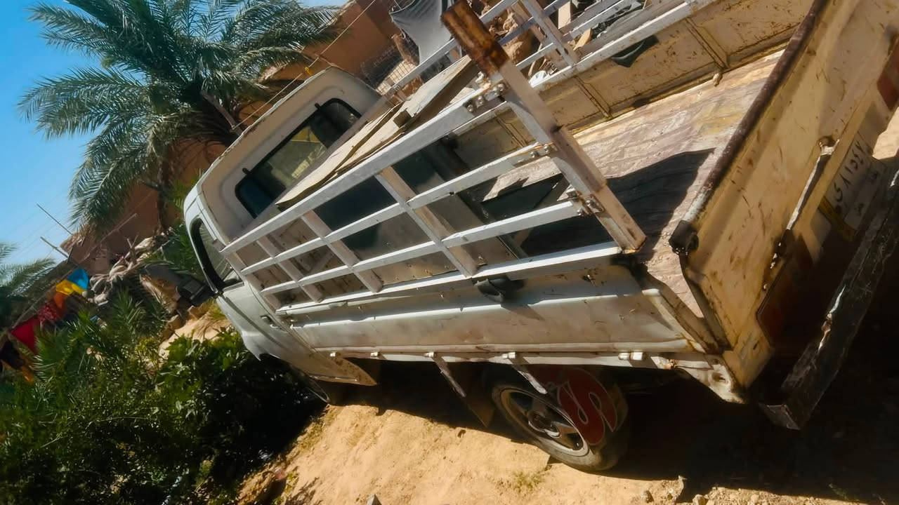 السلام عليكم
من رخصة الادمن 
كيا عموشة الحجم الكبير البدي الطويل 
رقم بغداد ابيض اوراق وسنوية موجودة راعية ما اندلة  ابيع حديدة ملاحظة السيارة شغالة بس تحمة طاك بيه كازكيت 
للبيع السعر 2,700 مليونين وسبعمية وبيه مجال للشراي 
للتواصل خاص او اتصل وتدل ***********
