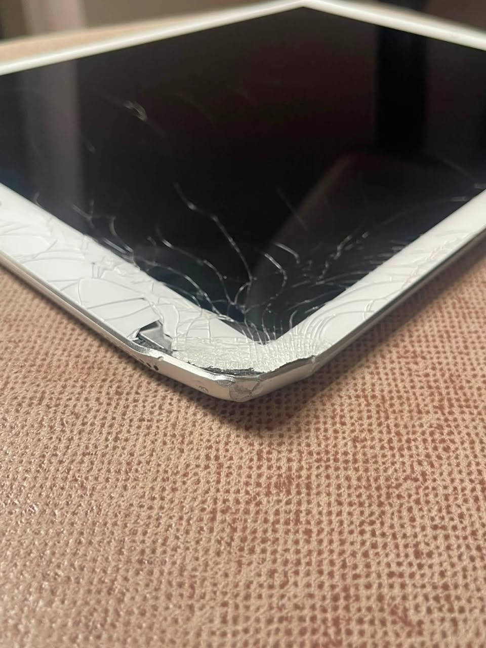 للبيع ipad pro 12.9 اكبر حجم شاشه 
الجيل الاول 1st generation 
ذاكرة 32 
اللمس شغال 
كسر بالكلاس وعواج بالشاصي من الحافة 

*********** واتساب فقط 

السعر 120,000
