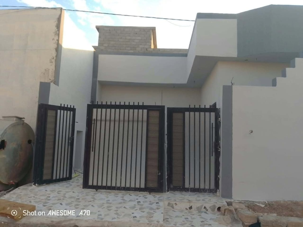 السلام عليكم بيت زراعي 120 م للبيع في منطقة ال55 بناء حديث درجه اولى قريب على شارع الرئيسي ماء واصل وكهرباء قريب عليه والمنطقه كامله كلها زراعي يتكون البيت من استقبال ومطبخ غرفتين نوم وهول ومطبخ وصحيات داخلي و خارجي / فول سيراميك نقص بياض وبوب وشبابيك السعر ٣٥ وبي مجال للاستفسار ***********

نص مكتوب في الصور:
- Shot on AWESOME A70