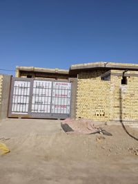 بيت بحي الجوادين بنزلت ملاعب يتكون اللبيت من غرفتين  وصاله ومطبخ وديوا...
