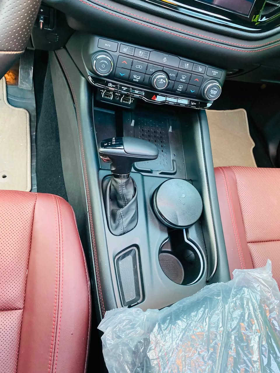 دورنكو جيتي بريميوم ……فول
Durango - GT … V6 

2025
ZERO

🔻المواصفات :
دوج دورانكو دورانجو G/T بريميوم 4x4 
الموديل: 2025 (خليجي)
العداد: 2000 ماشية فقط رحت بيه لشمال فقط   السيارة بعدة بلايلون 
المحرك: 3.6 لتر 6 سلندر
القوة الحصانية: 295 
عزم الدوران (نيوتن-م): 353 
ناقل الحركة: 8 سرعات
المواصفات :
*فتحة سقف كهربائية
*ويل قياس 20 انج 
*صندوق كهربائي 
*شاشة لمس قياس 10.1 انج مع نظام ملاحة
*رادار تفاعلي مع خاصية التوقف والانطلاق
*حساسات امامية وخلفية
*كاميرا خلفية
*نقطة عمياء
*مانع تصادم خلفي
*تحذير الخروج من المسار
*مرآة تعتيم ذاتي
*مقاعد من الجلد الفاخر
*مقاعد امامية كهربائية 
*مقاعد امامية مبردة ومدفئة
*مقاعد خلفية مدفئة
*مقعد السائق ذاكرة
*مكيف الهواء مع تحكم 3 مناطق 
*نظام ابل كار بلاى و اندرويد اوتو لاسلكي
*دخول ذكي (بصمة)
*نظام التشغيل عن بُعد
*مصابيح أمامية أوتوماتيكية مع مصابيح نهارية LED 
*المرايا الخارجية ذاكرة
*مرايا خارجية مدفئة
*وسائد هوائية أمامية و وسائد هوائية جانبية و خلفية
مكان السيارة بغداد الدورة الطعمة
رقم تلفون ***********طبعن  السيارة قبل 20 يوم اخذتة زيرو
