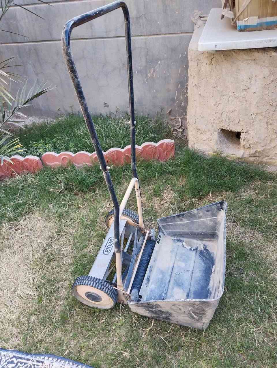حاشوشه للبيع بيها بس لروله مكسوره جديده استعمال قليل السعر ٣٠ العنوان حله حي العسكري شارع ٨٠ الاتصال على الرقم ***********
