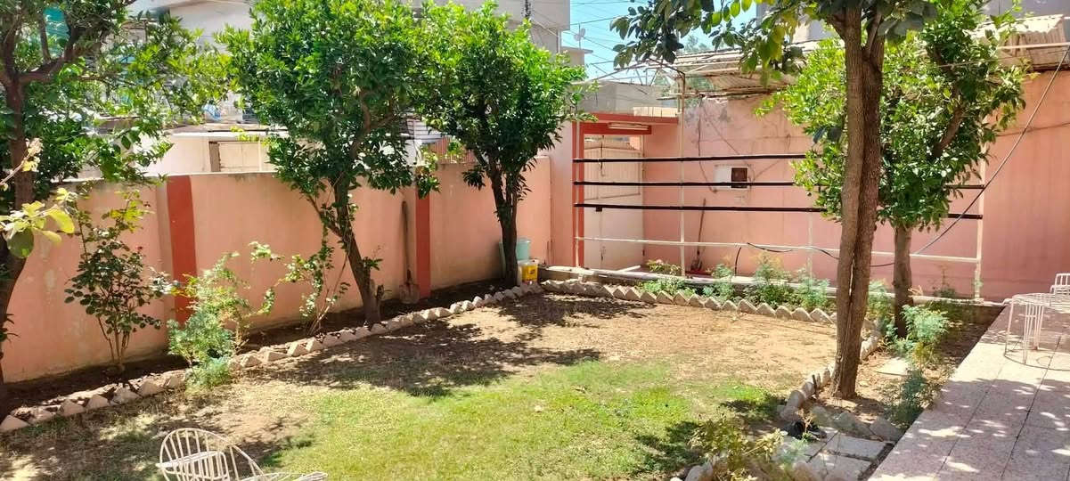 🏠الدار للبيـــع 🏠الدار للبيـــع 🏠

🌏حـــي السكر 🌏
قرب الاسواق وجامع النبأ

#المساحـــة 300 متر

#الواجهة 15 متر

 ⭕الطابق الأرضي ⭕

 3 غرف نوم +هول واسع + مطبخ +صحيات

⭕ الدور الثاني ⭕

غرفتين نوم 2 +هول + صحيات + مخزن +بيتونه 

🏗️نظيف جدا وصالح للسكن 🏗️
