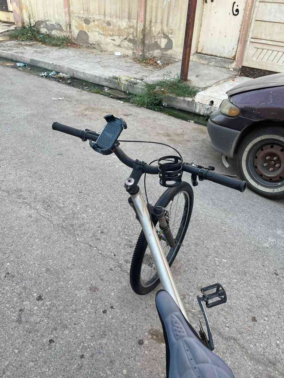 السلام عليكم 
بايسكلً لويس لون سلفر نضيف حيل 
عليا بطيخا سبع ألوان. دبل امامي ينزادتجفيت

السعر ١٣٠
***********
