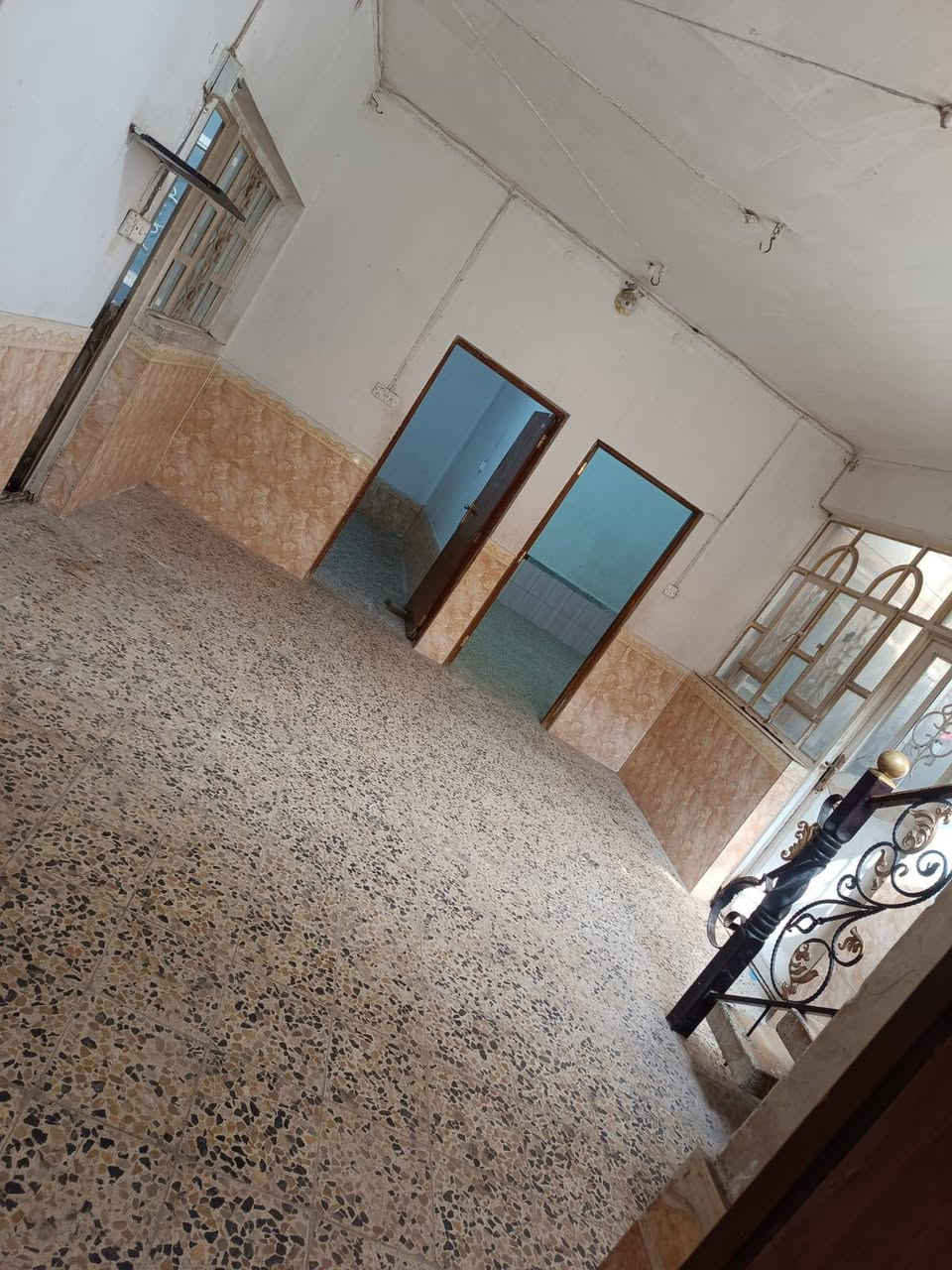 عقار تجاري طابو صرف مداور ثاني يوم بسم شخص واحد المساحه 150 متر نجف عسكري شارع المضخه قرب تقاطع الهنديه مقابل مدرسه دارك الأهليه ملحق مكتب الرشيد بيت +محل حالياً مؤجرات الشهر 800 ألف كل شهر سعر العقار 330 مليون ستفسار ***********
