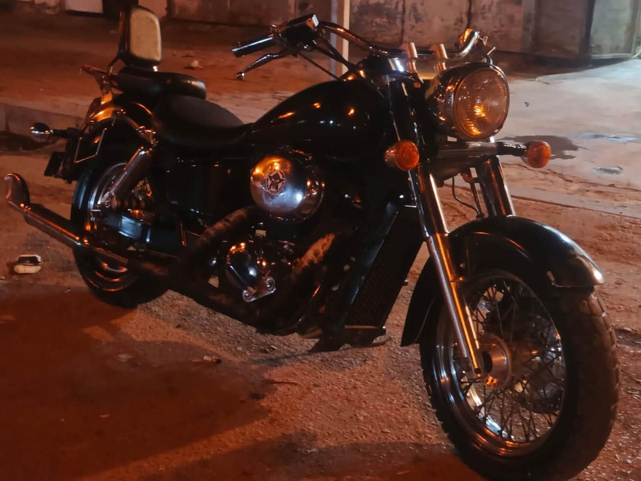 الوحش للبييع الوحش للبييع هوندا شادو 400cc مكينه كير ضفيره بلاديه ما مفتوح بيه برغي عليه سرفس وادامه كامله من بلكات وكابريته الدراجه وياها زوج جنط مرتب  بدون اوراق فقط مكاتبه عنواني ميسان للأستفسار رقم ***********
