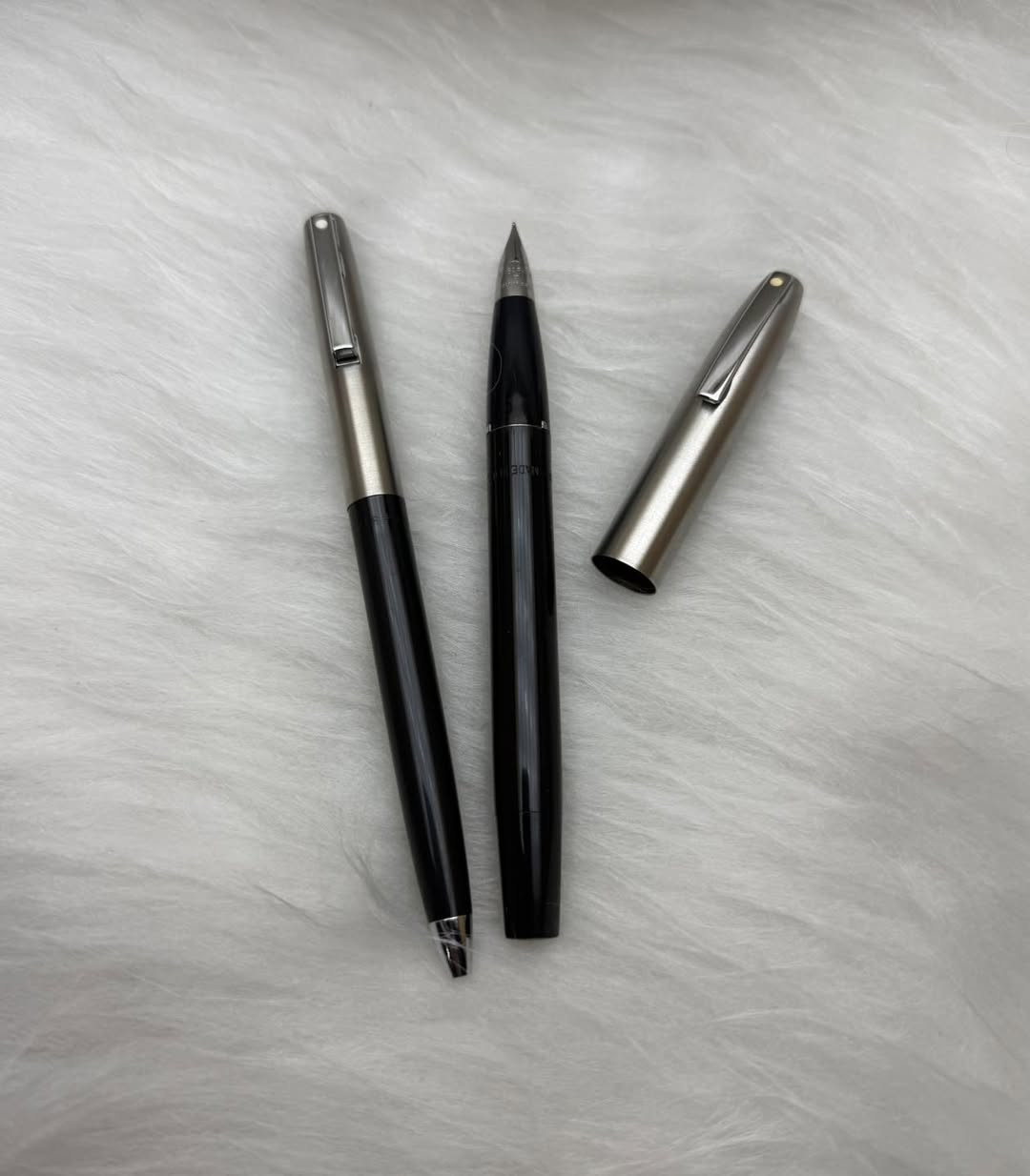 SHEAFFER 
سيت شيفر 
حبر و جاف 
غطاء ستيل والبدن بلاستك
ريشة (سلاية) ستيل
(بستم) بم
انتاج سنة السبعينات
حجم الخط F
جديد غير مستخدم
مع العلبة الاصلية 
للاستفسار المراسله على الواتساب او الاتصال بالرقم  *********** 
يوجد خدمة توصيل داخل بغداد و محافظات #محافظات
