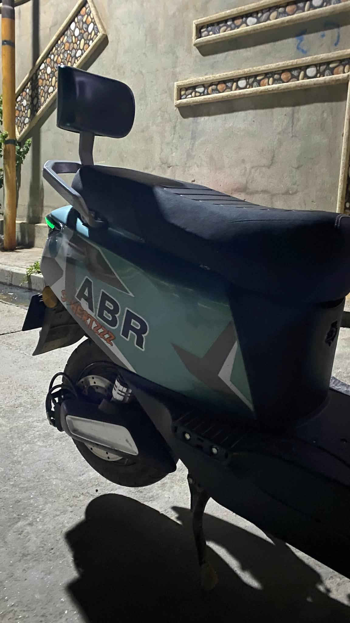السلام عليكم عندي 318 موديل 25/26
فول موصفات اسبورت ABR 
بطارياتا يقرن 10.5
ملف 3000W
والنضافة كدام العين اشكد يسواله 🛩🔥🫀
