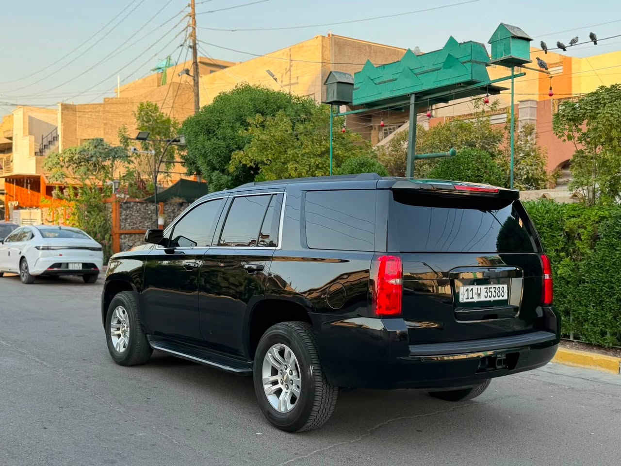 ألسلام عليكم 🙋🏻‍♂️🌹
للبيع تاهو موديل 2020 LT رقم بغداد الجديد دولي بأسمي تحويل ثاني يوم  سنويه و هزه جديده ألسياره وارد أمريكي صور امريكا بالمنشور سرقه باب فقط بدون حادث بدون ايرباك بدون دواخل بيها فقط الباب سرقه وصابغيها للباب بقيه سياره مكفوله من صبغ وتبديل السياره مكينه 8 سلندر 5.3 مكفوله جاهزه وجديده بمعنى الكلمه ماشيه 160 الف 
مواصفات 🖤🚘
شاشه كبيره لمس قاصه  كامره دواره
نظام صوت Bose   
كشنات جلد 7 راكب كشنات أماميه كهرباء تدفئه تبريد 
دوسات كهربائيه  
كشنات خزن ميموري ذاكره 
تبريد ثلاث قطع تبريدها بلادي ثلج جامد 
تشغيل عن بعد جنطه كهربائيه 
رادرات خلفي وأمامي وحساسات مسار خطي 
مانع انزلاق وانظمه قياده 4WD
ويل كب مع تخم تاير جديد دنلوب ياباني 
فول تحكم ستيرن 
زنون عالي ناصي لدات وكلشي شغال وجاهز 

للأستفسار *********** أسيا ➡️

          *********** عراقنا  ➡️

أبو علي مكاني بغداد ألبياع السعر 285 وبيها مجال ❤️
