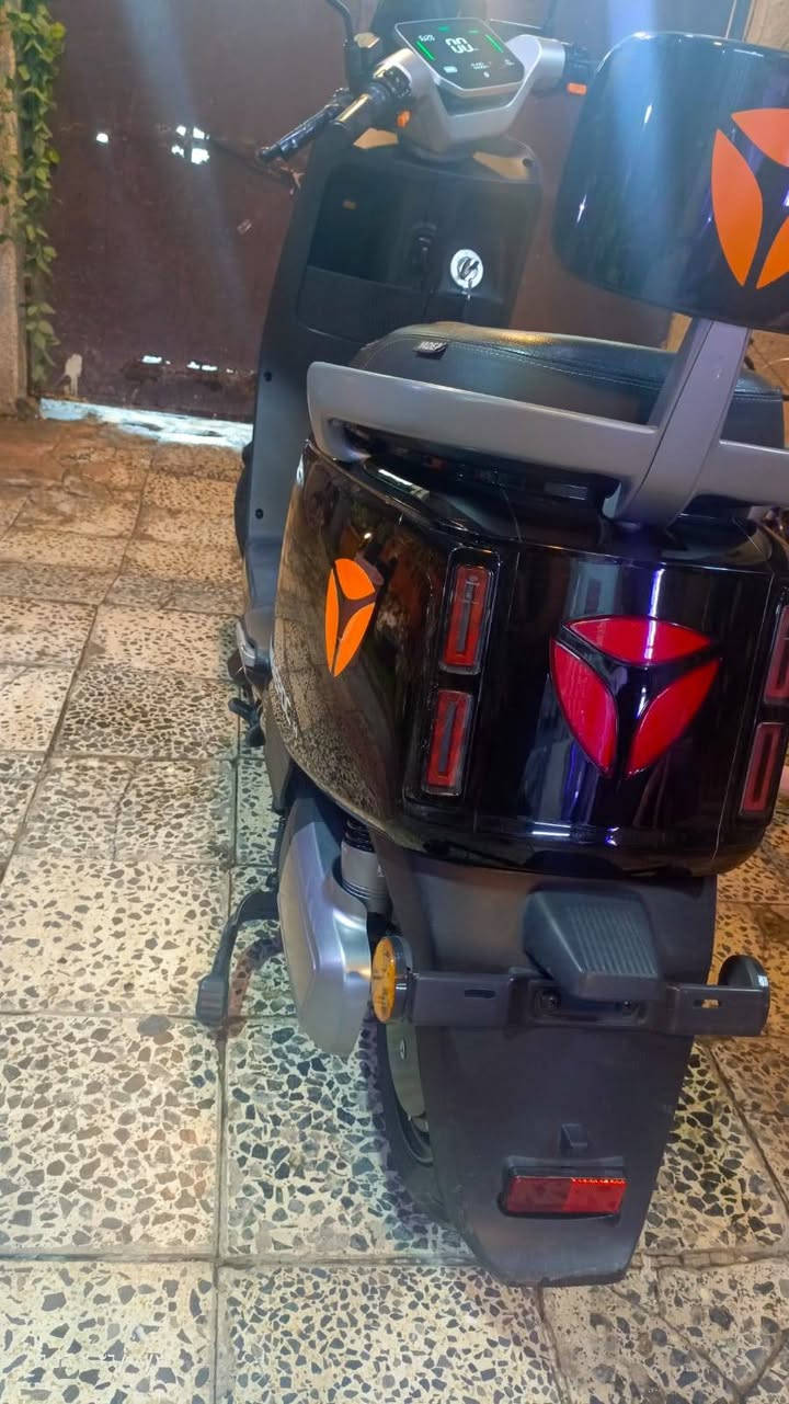 دراجة ياديا جديده اسمه اي بوك اج 
نظام سرعتين بيه تيتيفار والسبورت
ل تيتيفار الشحن الذاتي 
شاحن موبايل
6بطاريات كرافين فوسفات الحديد
الدراجه وكاله ما مفتوح بيه برغي
دبل اشارع وعالي وناصي لايت خرافي ما شاء الله
دسكات امامي و خلفي بريك بالمكان
تايرات العريضه يمكن حجم 14 للامانه ما اعرف ناسي
لون اسود
الدراجه مشتريه من الوكاله ياديه بشارع فلسطين 
 بيه بصمه و سويجين 
ماشية 3.500
سرعته 60 
الدراجه بيه ضمان بعد سنه و شهرين بعد
السعر ب 1.050.000  مليون وخمسين الف
بيها مجال شي بسيط
رقمي ***********
شباب قليل افتح الفيس اي استفسار واتساب او على الرصيد 
مكاني بغداد 

الدراجه مضلومه بالتصوير  هيه احلى بالواقع
