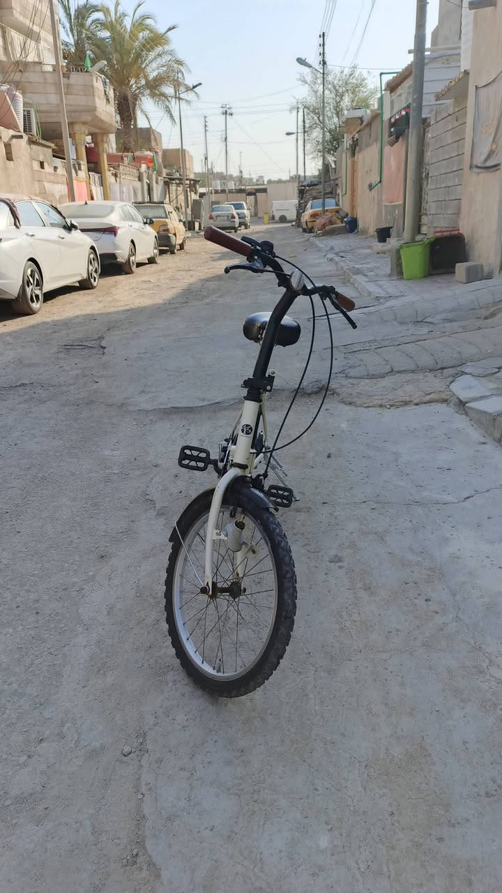 السلام عليكم بايسكل حجم 20للبيع ياباني مكاني البصره الحيانيه رقمي *********** السعر75وبي مجال المو شراي لا يدخل
