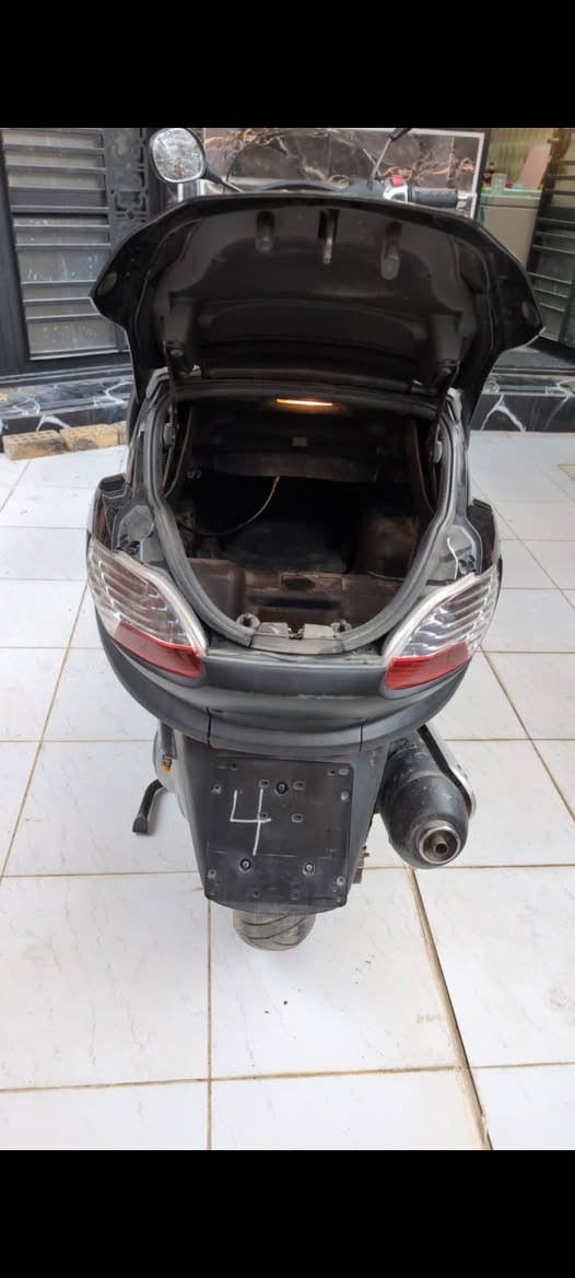 دراجة للبيع  250cc Piaggio Mp3 ماركة عالمية 20 حصان أنجكشن تبريد ماء   المنشاء أيطاليا المديل 2010  الدراجة نظيفة جدا  مال بيت المواد المصنعة متينة جدا وتطول لسنين عدة  أقتصادية بلبانزين كل 3 لتر 100 كم تقريبا ثلاث عجلات ثبات عالي جدا حتى أثناء المطر  ثبات عند التوقف الحر ASR و ABS مانع الأنزلاق تدفئة في قبظات الستيرن عند القيادة شتائا وفي الأماكن الباردة مريح في السفر  يصلح للسفر لمسافان طويلة جدا دسك أمامي مزدوج دسك خلفي جنطة كبيرة تسع لخوذتين  السعر 35 ورقة بيهة مجال للأستفسار هاتف و واتساب ***********
