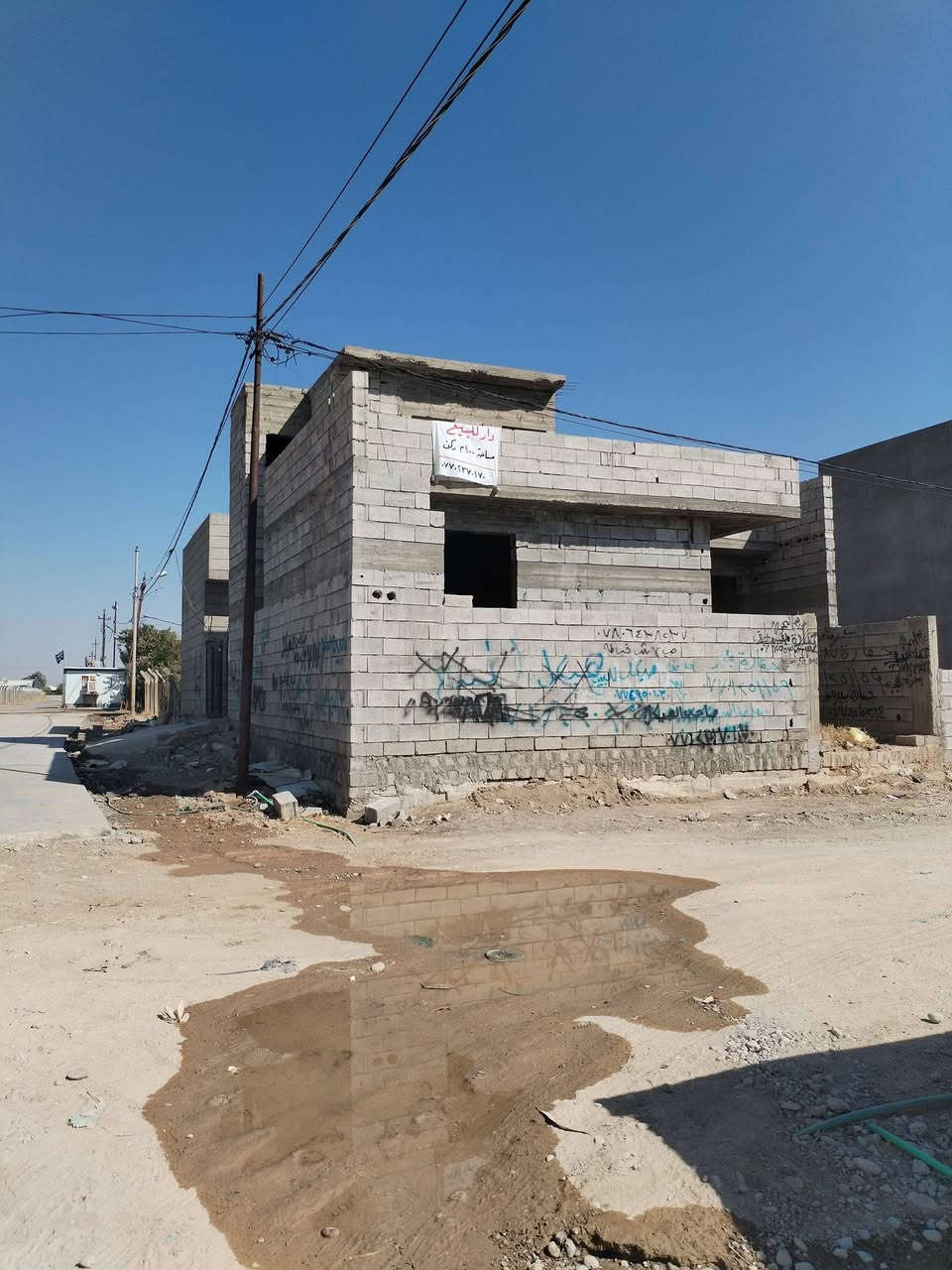 سلام عليكم هيكل  تم تنزيل السعر بسبب الحاجه الماسه 33 وبيه مجال ركن ١٠٠م مربع طابق واحد في حي بدر شارع مول حسين فرع المولده حكم كامل خدمات ماء كهرباء تبليط بصف البيت  ***********
