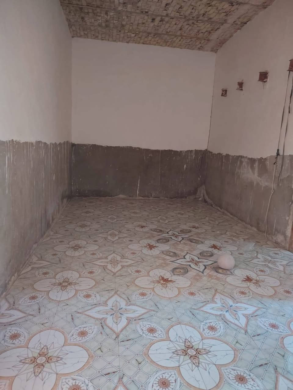 دار البيع 
مساحه300 بي 3غرف و2صاله وتخاريج ومطبخ واستقبال 
الرضويه الثانيه 
لل استفسار ***********
