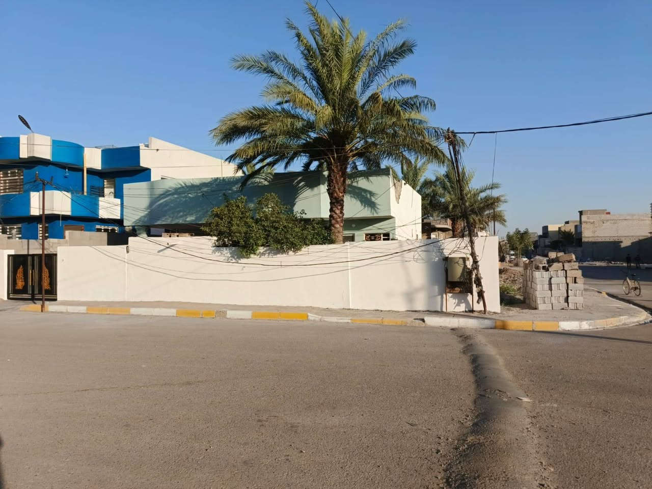 يالله سلام عليكم ورحمة الله وبركاته اليوم عدنة بيت للبيع مساحة 500 متر البيت ركن طابو زراعي نزال 20 والعرض 25 البيت مرمم جديد موقع البيت حي صدام ناحية بهرز في منطقة حي العروبة بيت على شارعين الاستفسار ***********
