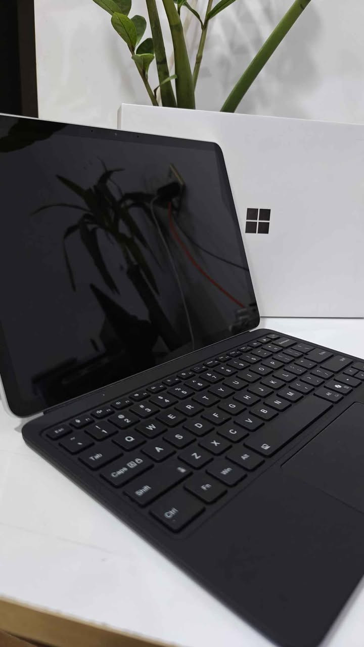 العرض الأقوى: Microsoft Surface Pro 12 1st Edition

* أداء جبار: معالج Snapdragon® X Plus بـ 8 أنوية، صُمم خصيصاً للمهام الثقيلة والذكاء الاصطناعي بسرعات تصل لـ 3.4 جيجاهرتز.
* شاشة مذهلة: مقاس 12 بوصة PixelSense™ LCD بتردد 90 هرتز، توفر استجابة فائقة لللمس والقلم.
* بطارية عملاقة: انْسَ الشاحن طوال اليوم مع عمر بطارية يصل إلى 16 ساعة.
* خفة وجمال: هيكل ألمنيوم فاخر وتصميم نحيف جداً يزن حوالي 1 كجم فقط.

📋 المواصفات الفنية:

* الذاكرة: 16GB LPDDR5x (سريعة جداً).
* التخزين: 256GB SSD فائق السرعة.
* النظام: Windows 11 الأصلي مع ميزات Copilot+ الذكية.
* الكاميرا: كاميرا Studio الأمامية بدقة 1080p مع ميزات التأطير التلقائي.
* خاصية Face-ID لفتح القفل

*عدد الدورات البطارية 🔋  : 15
*الحالة : مستخدم مع بوكس و شاحن اصلي 45w مايكروسوف
*السعر :
1- جهاز فقط 1،300،000
2- مع كيبورد (كوبي بلوتوث) 1،350،000
3- مع كيبورد الاصلي 1،550،000

✅ خدمة سريعة وضمان 30 يوم
📍 متوفر الآن للتوصيل الفوري لكل محافظات العراق.
للتواصل و الاستفسار : ***********

https://t.me/epic_store2 بغداد, العراق
