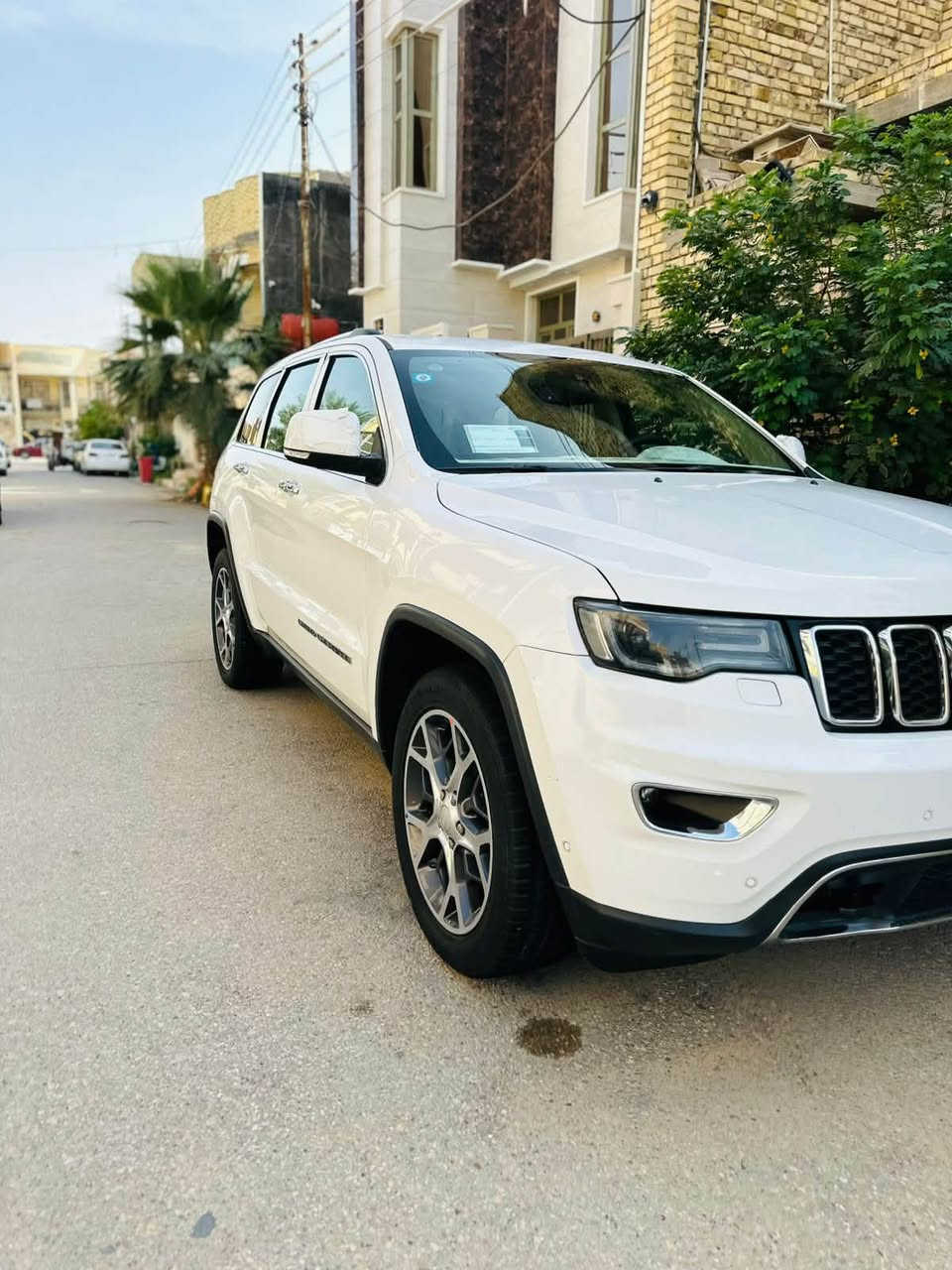 السلام عليكم 
جيب كراند شيروكي grand cheeokee  موديل 2019 خليجي
 
*مواصفات السياره   
limited pals 
ثلاثه شاشات
دفع رباعي 4*4
كشنات امامي كهربائي ( السائق + السكن )
كشنات الامامي (تدفئه + تبريد )

كشن خزن ميوري وضعيات قياده
كشنات خلفي تدفئه
ناقل حركه 8 نمر 
تدفئه استيرن
شاشه كبيره +كامره خلفي دواره
كشنات جلد 
داخل ملكي vip
شفتات ناقل حركة استيرن
اشاير بالمري 
مرايه شفط
ويل 20 بلادي
سقف بانوراما فتحتين 
شاشه كبيره نفيكيشن مع Gps
لايتات زينون دواره مع استيرن
كشافات ضباب برجكتور زينون+ زراكات امامي
لايت كامل زينون مع ليد نهاري
تشغيل عن بعد 
صندوق كهرباي شفط
حساس امامي + حساس خلفي
مرايات متحسسه للضوء العالي
بريك اوتو عند الرجوع الى خلف
نظام تشغيل اطفاء اتوماتيكي 
يعني (Auto start system)
نظام بريك اوتوماتيكي (Auto break system)
يدات نيكل 
محرك 3600
السياره ماشيه  75000 mil
سنويه جديده

م/ السياره مكفوله كفاله عامه عدا بارد ممبين ابدد بالتريشه مال الباب الخلفي كد اصبع ورصعه ع وضعها موضح بالصور والباقي سيارة كلها ع وضع شركة مملعوب بيها ابد مكينة وكير وحدادية وطخم تايرات انتاج 26 سيارة مثل ما بالصور 

‼️السعر علق بتم يجيك السعر بالخاص ‼️

📍مكان السياره الناصرية مركز المحافظة

📞رقم صاحب السيارة 

*********** هـ
*********** هـ
