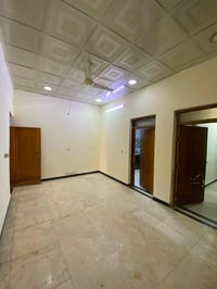 شقة ارضية • حي الجامعة • غرفة وصالة