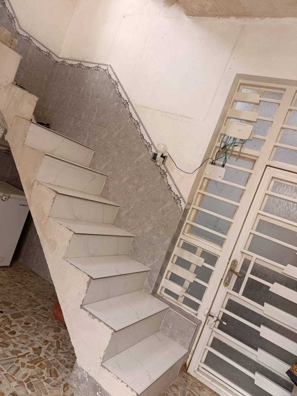 بسم الله الرحمن الرحيم 
السلام عليكم 
بيت للبيع يتكون من اربع غرف وصالتين و استقبال ومطبخ وصحيات تلاثة اثنين بالطابق الارضي واحد بالطابق الثاني وركن على شارعين مساحه 150 متر اضافة الى محل فارغ من ضمن البيت اضافه الى كراج سيارة شغل درجه اولى الطابق الارضي كاشي وسقف ثانوي والطابق الثاني بورسلين ويحتاج تلحيضات بسيطة ومثل ما موضح بالصور العنوان الكوفة منطقة السهيليه الجماعة الثالثة قريب على مستشفى الفرات للاستفسار اكثر الاتصال على الرقم ***********
