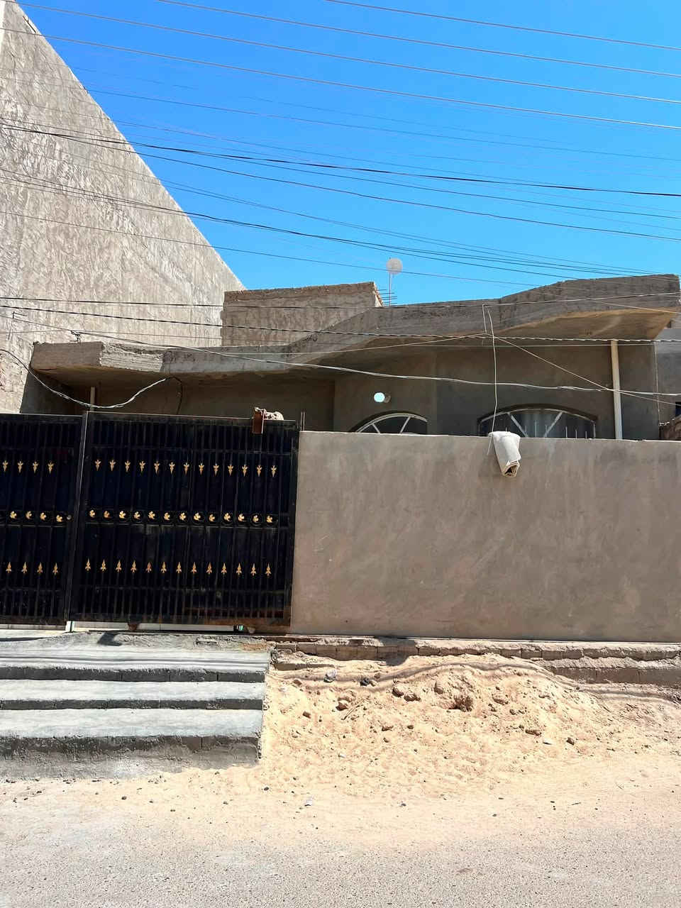 ياالله 

دار للبيع 

في الأنبار فلوجة جغيفي الثاني مربع جامع ذكر الحكيم صاير خلف جامع ذكر الحكيم ومدرسة ذكر الحكيم

مساحة 150 متر
واجهة 9 والنزال ضلع 15،500 والضلع الثاني 17،500

بناء طابوك سنة البناء 2017
بيت مرتب ونقصة فقط ستارة وسراميك الأرضية
بيت طابق واحد يتكون 
من ستقبال مطبخ صاله غرفة نوم وحدة وصحيات داخلي وخارجي وحمام ومناور ثنين
وكراج سيارة
شارع 10م تبليط 

والخدمات كاملة من ماء وكهرباء ومدرسة وجامع أسواق يعني مفول خدمات هاذ الموقع 
وقريب علا سكة القطار ومجمع الذهبي 
يعني المسافة بينا وبين لاند سكيب 10 دقايق مشي تقريباً

للأستفسار والمعاينة الأتصال علا الأرقام 

***********

***********

#السعر80مليون

