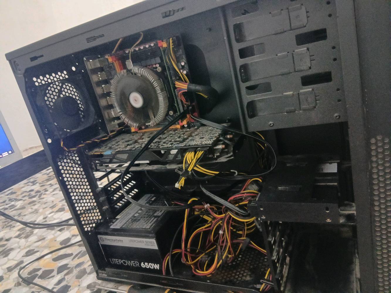 السلام عليكم 🌹
🖥️ PC Gaming للبيع — نظيف وجاهز للاستخدام
⚙️ المواصفات:
CPU: Intel Xeon E5-2650 v2
GPU: GTX 760 2GB 3-VAN
RAM: 16GB DDR3 — قطعة واحدة
SSD: 256GB للنظام
HDD: 500GB للألعاب والملفات
PSU: 650W
الكيس نظيف
فقط الكيس + كيبل الباور
🎮 مثبت عليه GTA V
🔍 الفحص متوفر قبل الاستلام وأكدر أخلي المشتري يفحص الجهاز أمام المندوب.
⚠️ ملاحظة مهمة: المذربورد بيها سلوت RAM واحد فقط شغال حالياً، لذلك الجهاز حالياً يعمل على 16GB، وتم توضيح ذلك بالكامل قبل البيع.
💰 السعر: 210,000 دينار
🚚 التوصيل مجاني لجميع محافظات العراق
📍 بغداد — المعامل / بستان سامي
💵 عند التوصيل: عربون 5,000 دينار، والباقي عند الاستلام والفحص.
📩 التواصل واتساب: ***********
***********