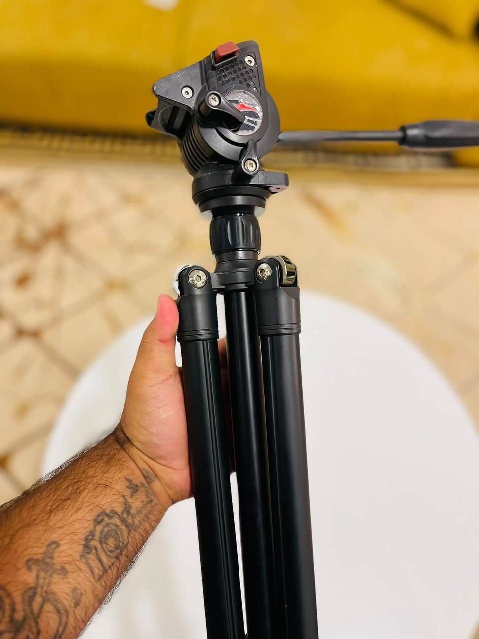 نيكون D7100 عدستها 18-140 الأصلية
عدسة صغيره 18-55  DX VR  NIKKOR
مايك جو عام احترافي جدا 
بيبي لايت مستمر اضاءة قوية 
فلاش GODOX باتري 
مايك 
كفر جيلاتين اصفر 
امبرله شحن من VISICCO2 فلاش و اضاءة مستمرة
ترايبود ثلاثي هايدروليك 

***********
