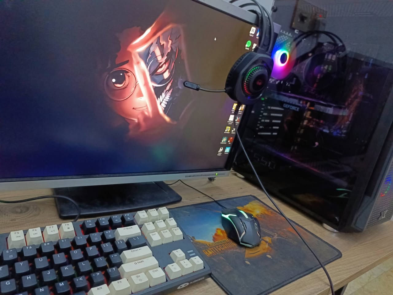 السلام عليكم عندي pc للبيع سبب البيع طالب سادس وما اريد التهي بي صار سنة ونص من مشتري 
مواصفاته: 
اللوحة الام من gigabyte H510
المعالج CPU من intel core i5 الجيل العاشر
البور سبلاي PSU سعتة 550W
كرت الشاشةGPU. من GEFORCE RTX3050 8g Vram
رامات 2×8 يعني 16g من BLACK WOLF
نوع التبريد هوائي 
الذاكرة عندي تيرا hdd
و 250 ssd و 125 M. 2
هذا كلة وي الماوس والكيبورد الي بل صورة والسماعة
والشاشة هم
 هذا كلة بسعر 925 الف دينار
بس ال UPS سعتة 850AV اذا تريد تشتري لوحدة سعرة 30الف  واذا وي التجميعة احسبهن كلهم ب 950 وبالتوفيق 
الي يريد يتواصل وياي واتساب على هذا الرقم ***********
اخوان الي مايريد يشتري لا يتعب نفسة ولا يتعبني
