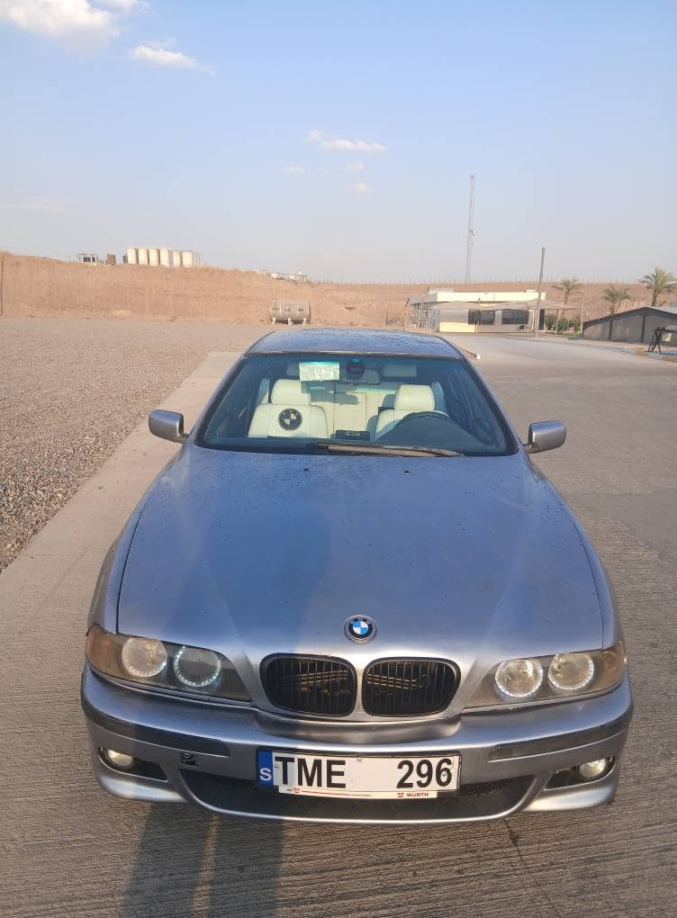 bmw e39 1998 مەکینە 523 گێڕ عادی بیلاد 
چوار تایەی نوێی ئەوڕووپی 
کلاج بەنجی برێک و استاپی و هەموویم تازە گۆڕیوە سبۆغیم تازە کردووە  لایت و کارەبایی ناوەو دەرەوە  هەمووی بەشەرت جامەکانی تۆماتیکن بەکۆنتڕۆڵ داخرێن و ئەکرێنەوە بیلاد حەساسی دوواوە سکوێریتی  تەبریدی مەزبووت ئاگر دزینی نییە و پاتری نوێیە بێ لێدران بێ خایس بەشەرت گێڕو مەکینەو ئەکسلی بەشەرت مەکینەشی تازە گۆڕاوە سەیارەیەکی تابڵێی بە هەڵمەت و ئابوریانەیە بەنزین زۆر کەم ئەخوا 
خۆم سەیارەکەم نوێکردۆتەوە 
تەنها دوو فلنجەی پێشەوە نوێن بەڵام تۆڕنەیان ئەوێ و حەساسەکانی ئەی بی ئێسی لەسەر نییە بەڵام سەیارەکە وەسفی ناوێ 
سەیارەکە مەنەفێستەو نرخی 39 گەڵاو معامەلە
***********
*********** أربيل, العراق
