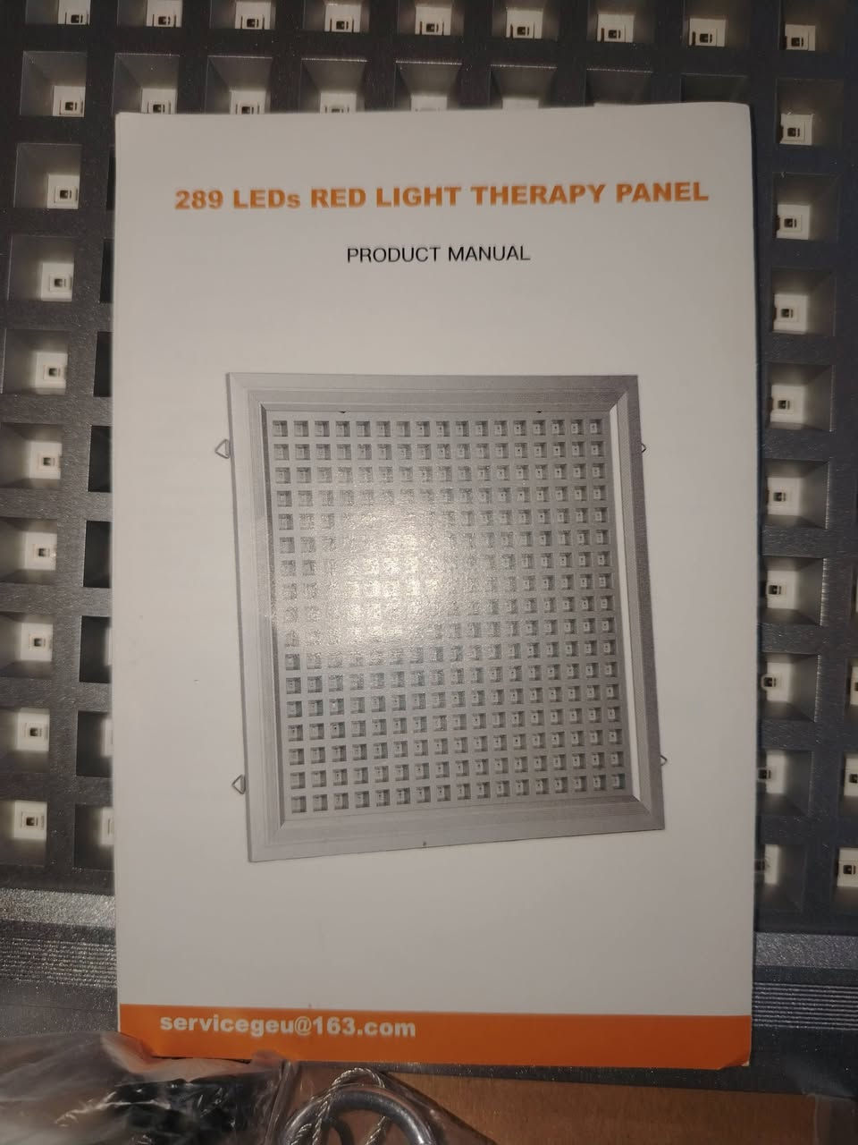 لوحة علاج بالضوء الأحمر والأشعة تحت الحمراء (289 LEDs Red Light Therapy Panel) والتي تُستخدم عادةً لأغراض العناية بالبشرة، المساعدة على الاسترخاء، وتخفيف آلام العضلات والمفاصل (بأطوال موجية شائعة مثل 660 نانومتر و850 نانومتر).وصف الجهاز: لوحة مربعة الشكل تحتوي على مصفوفة من صمامات الإضاءة الثنائية (LED) المصممة لتسليط الأطوال الموجية العلاجية على الجلد أو الجسم.الاستخدامات الشائعة: تُستعمل جلساً لتحسين مظهر الجلد، وتقليل علامات التقدم في السن، والمساعدة في التعافي العضلي وتخفيف التيبس أو الآلام الخفيفة.
اطي بي سعر
الاستفسار خاص او واتساب ***********
