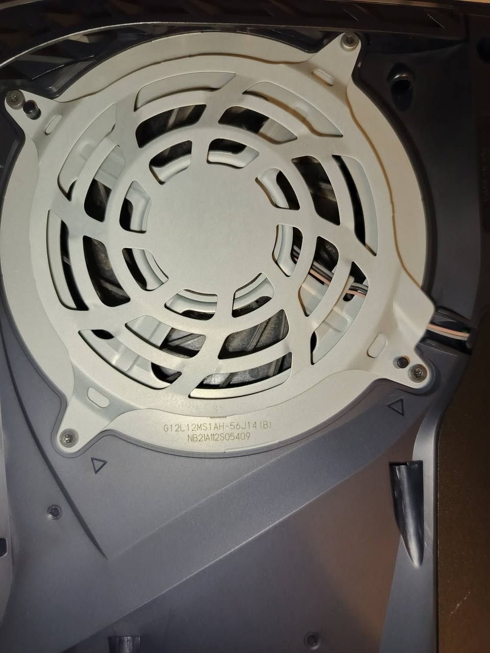 للبيع جهاز PlayStation 5 إصدار Fat الجهاز بحالة ممتازة ولا يوجد به أي خدوش أو عيوب. الجهاز "لوك ستيكر" (مفتوح الكرتونة للتجربة فقط) واستخدامه كان كالتالي:
​فترة الاستخدام في اليابان: أقل من شهر (شبه جديد).
​فترة الاستخدام في العراق: أسبوعين فقط.
​ميزات الجهاز:
​نظام التهكير: الجهاز يعمل بأحدث نظام تهكير قرص (10.40)، مما يتيح لك تشغيل الألعاب المحملة  بكل سهولة.
​سرعة التشغيل التهكير: سريع جداً، ويفتح الجهاز في غضون 3 ثوانٍ فقط.
​الألعاب المحملة: الجهاز جاهز للعب فوراً، ويحتوي على مكتبة ألعاب ممتازة:
​Ghost of  yotei گوست أوف يوتي
​Resident Evil Requiem رزدنت إيفل ريكويم 
​split fiction  (لعبة تعاونية زوجية ممتعة)
​سبب البيع:
الرغبة في الترقية والانتقال إلى منصة PC.
​محتويات البيع:
​جهاز PlayStation 5 Fat المهكر.
​وحدة تحكم (DualSense) أصلية بيضاء اللون.
كيبل الطاقة الأصلي. 
​كابل HDMI الأصلي.
​قاعدة الجهاز (Stand) الأصلية.
​الكرتونة الأصلية. 
طبعًا الكل يعرف أسعارهن المستخدم ب ٨٢٥ ملاحظة الجهاز مستخدم اقل الشهرين أقل من شهر باليابان واسبوعين هنا بالعراق الجهاز نظيف جداً واستخدامه قليل جداً يعني جديد
جاي يبيعون الجديد ب ٩٢٥ هذا رايده 
870 وقابل للتفاوض 

للتواصل خاص أو على هذا الرقم متوفر واتساب وأتصال *********** مكاني كربلاء وعندي توصيل لمحافظات العراق
