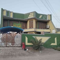 دار للبيع المساحة 250 طابقين 6 غرف نوم و صالة كبيرة بطول 9 × 4 امتار و...