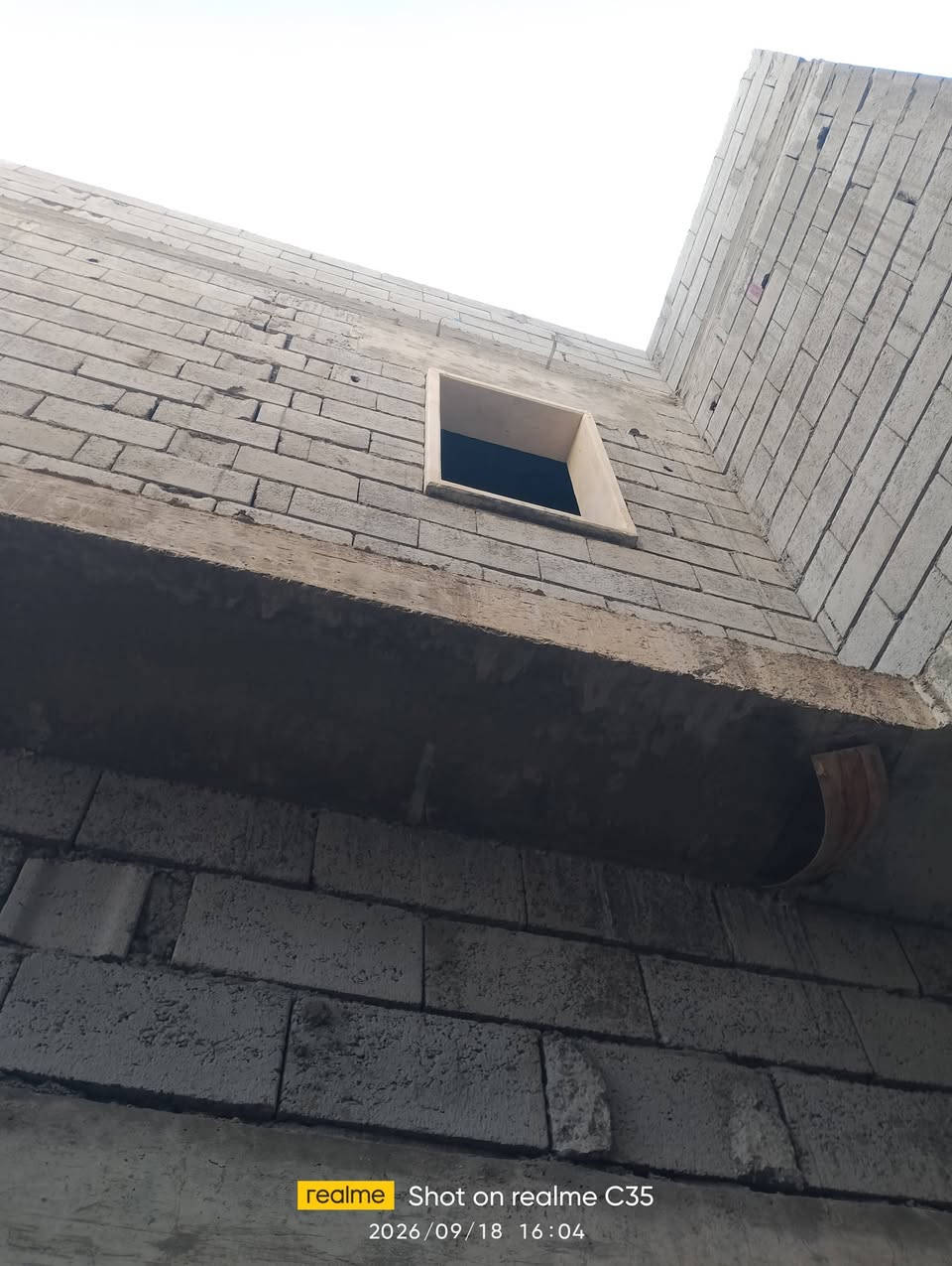 يوجد كادر حجر حلان مرمر بسعر مناسب شغل  اليوم عمنه في قضاء الحويجه شارع الطباء عملنه شرط هندسه من يرغب بل عمل يتصل عل خط و الخاص مفتوح ***********

نص مكتوب في الصور:
- realme Shot on realme C35 2026/09/18 16:04
- realme Shot on realme C35
- 2026/09/18 16:04
- realme Shot on realme C35 2026/09/18 16:03