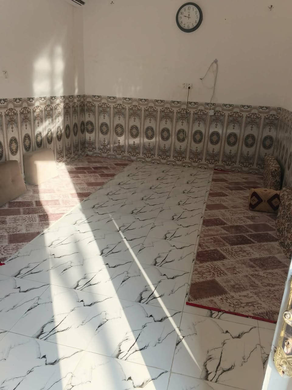 السلام عليكم بيت بلبيكات بشارع اليوسف مساحه ١٥٠ م جاهز وكامل رقم صاحب البيت ***********
