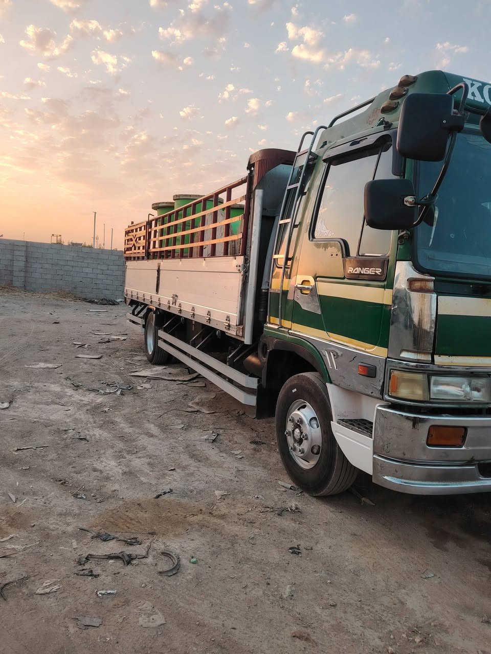 السلام عليكم هينو ٧٠ سوبر لا صرف ولا بخار طول ٦ وربع بلادي تخم تاير اتصال ع الرقم
***********
