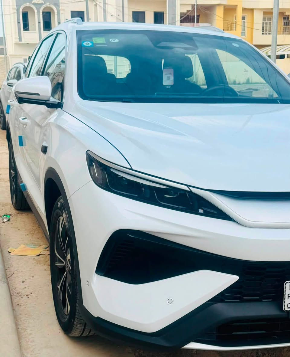 السلام عليكم BYD2025 سونك برو رقم بغداد بأسمي تحويل ثاني يوم مواصفاتها فول عدا الفتحه 13 كامره رادارات حساسات امامي خلفي كشنات جلد كشن سائق كهرباء 3 وضعيات قياده اسطفاف ذاتي ونقطه عمياء وديفي ار تسجيل ونظام سكيورتي تحكمات ستيرن ناضور ليلي بالدشبول اضاءه بالمري والمري شفط وبعد بيها هواي مواصفات وتمشيك بالشحنه الوحده 70 كيلو السياره بدون صبغ بدون بارد السياره بعدها على وضع الشركه وماشيه ٢٦٠٠٠ كيلو مجموع الكلي كهرباء وبانزين عارضها للبيع بسعر ٢٦ مليون وبيها مجال شي بسيط  ماكن السياره اليرموك حي الداخليه وهذا رقمي ***********
