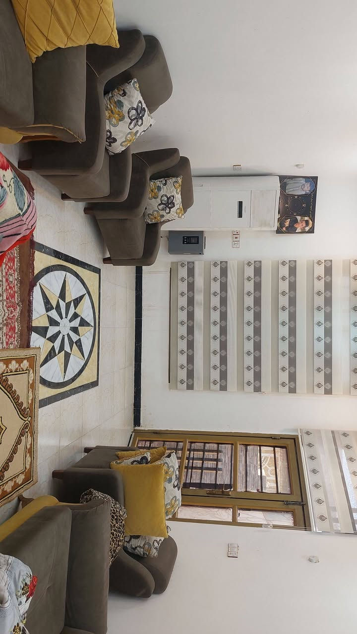 بيت في البيضاء درجه اوله مساحه 200متر 
طابق ونص يتكون من بناء ستقبال ومطبخ وصاله 
غرفتين نوم مع سويتات مع صحيات خارجيه 
الاتصال ***********اسياه ***********زين
