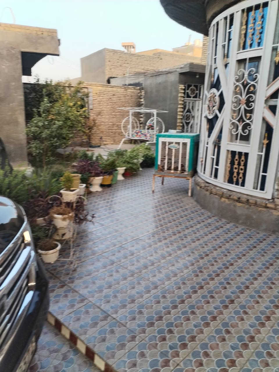 بيت طابقين مساحتة ٦٦٨ طابو صرف سند .بينما واقع الحال أكثر من هاي المساحة ..واقع عل شارع تجاري حمزة .قاسم..يتكون من ثلاث غرف واستقبال ومطبخ حار وبارد .ومجاميع صحية .وايضا محل مغلق ..الاتصال *********** 
.
