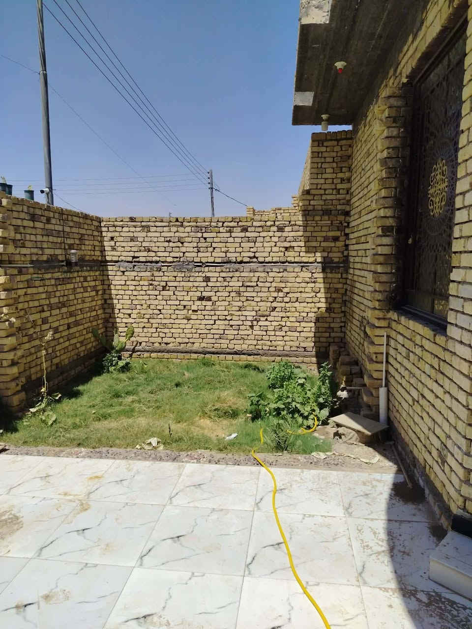 تم تنزيل السعر ٧٠ وبيه مجال
بيع مستعجل 👇جاهز ع الاخير

بيت زراعي فيه وصل طابو  بناء حديث درجه اولى في حي الصحفيين قرب السجن الاصلاحي مساحه 150م يبعد عن الشارع العام 100م فقط  # البيت ركن شارع امامي 12 م والفرعي 10م منطقه نظاميه جدا مشموله بالتطويب 

يحتوي ع غرفه واستقبال وصاله ومطبخ وصحيات داخليه وخارجيه ومنور وطارمه كبيره وحديقه مرتبه 

#البناء كونكريت مسلح درجه اولى باب خارجي سلايد #كهرباء درجه اولى 3خطوط 

#الخدمات حكوميه ماء ومجاري وكهرباء العمود بالباب #السعر 80 وبي مجال علما البناء 2024

للاستفسار الاتصال ع ***********
