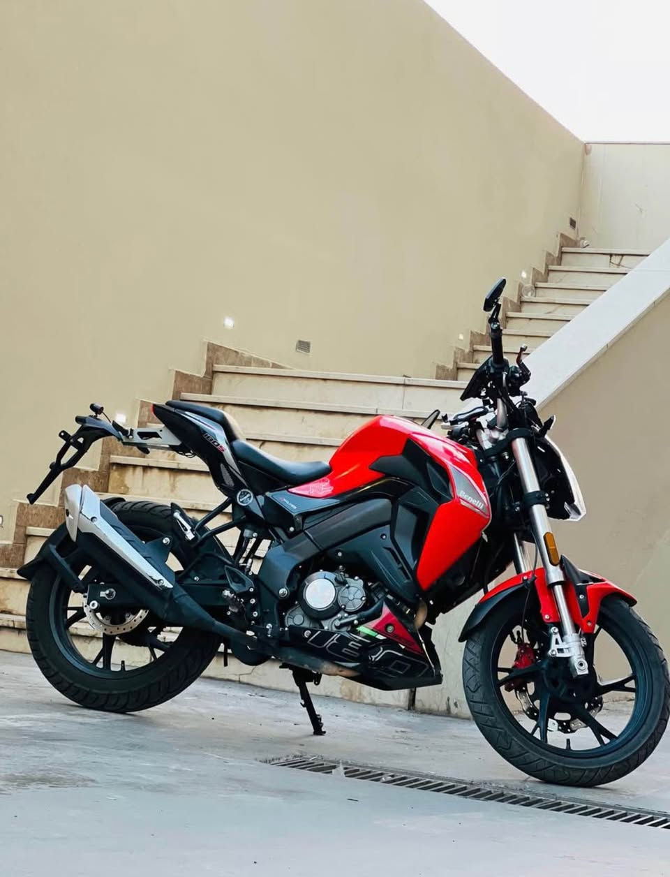 benelli 180s 2024 رەقەم و سەنەوی
مانتۆرەکە تا بلێی خاوێنە بێ مەسرەف 
رۆنی تازەیە تایەی نوێیە تا بلێی بەقوەتە 

کۆتا خێرایی 140+
ئەیبیئێس
٤٠٠ هەزار خرامەی لەسەرە
*********** أربيل, العراق

نص مكتوب في الصور:
- 2 of 7