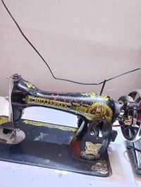 مكينه خياطه شغاله وجديدة ٧٥ قفل مكاني بغداد الكماليه ٠٧٧١١٢٥٥٩٤٥@