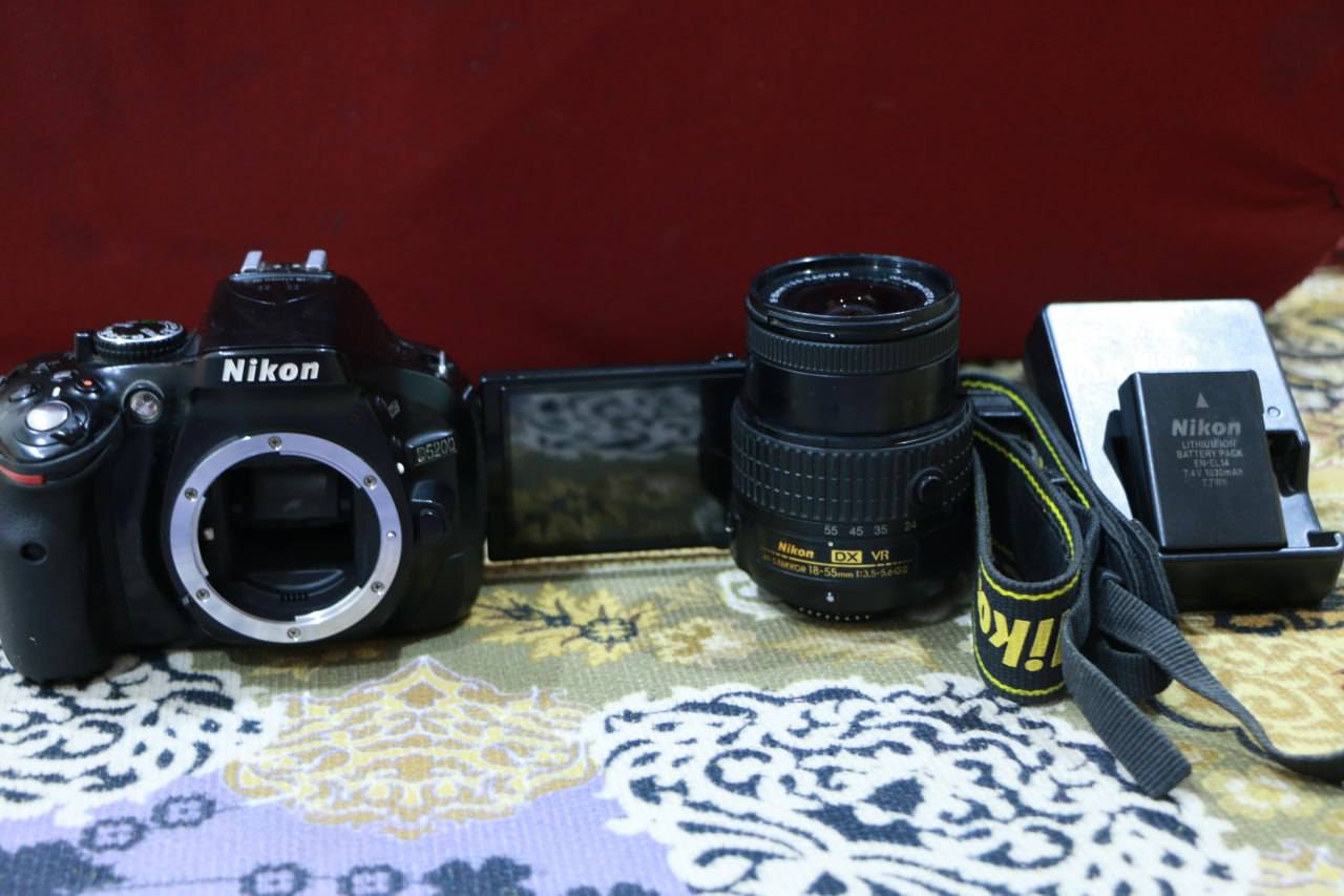 Nikon D5200 • عدسة 18-55 VR • مراية ما تصعد
