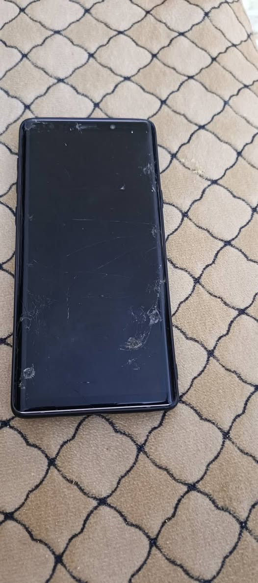 السلام عليكم اربع اجهزه للبيع واحد شغال بي ضرب بلشاشه تلاثة نوت 9 واحد S 10 بلص وتفاصيل داخل المنشور السعر شلع ب 250 
***********

