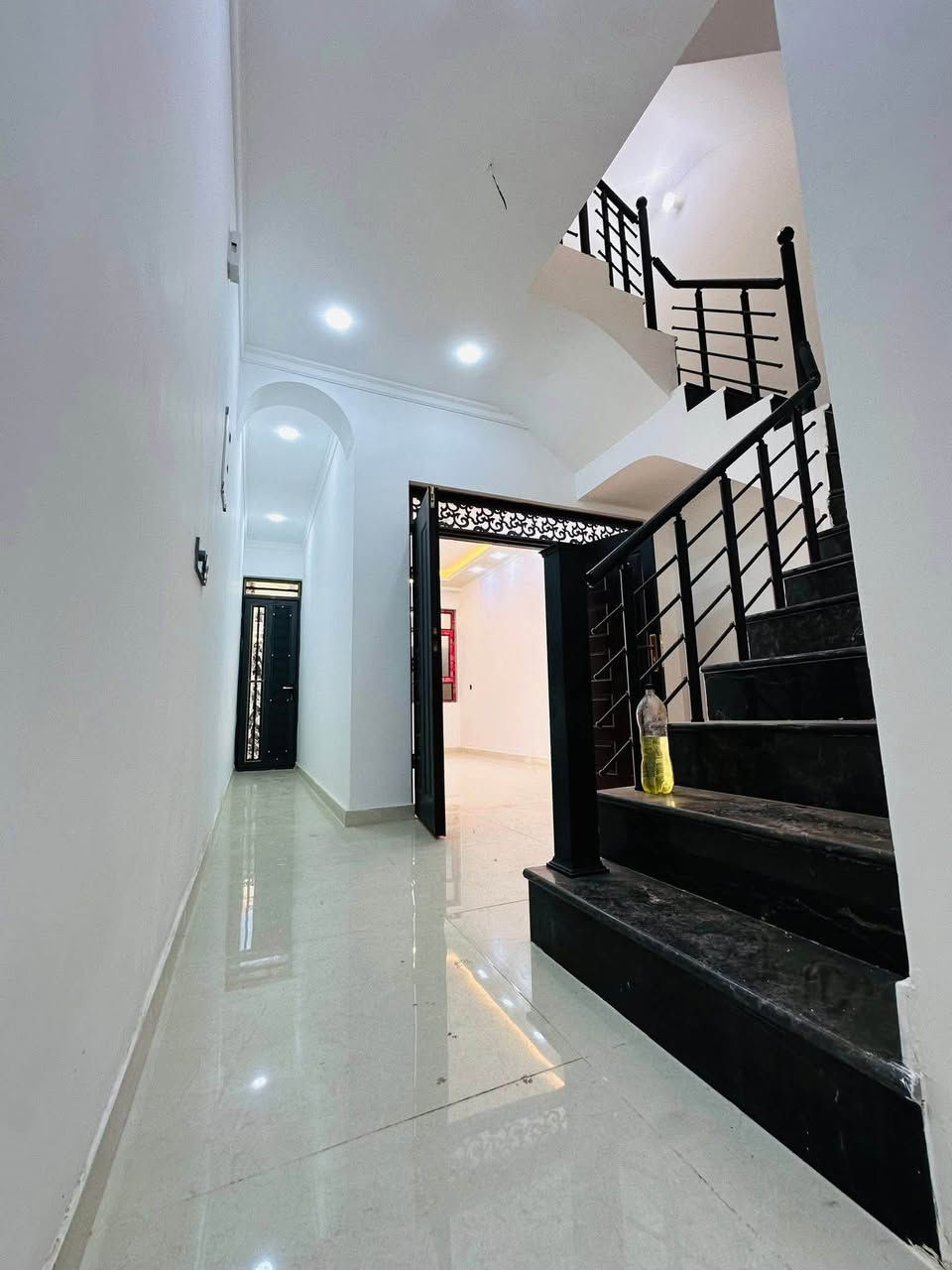 مشتمل ٨٨ للبيع
مدخلين / بناء حديث
موقعه 📍الشعب حي التجار الاولى موقع ممتاز
يحتوي على #استقبال #مطبخ معزول #٤غرف #خدمات
للأستفسار آكثر الأتصال على الأرقآم 
***********
الأخوين للوساطة العقارية
