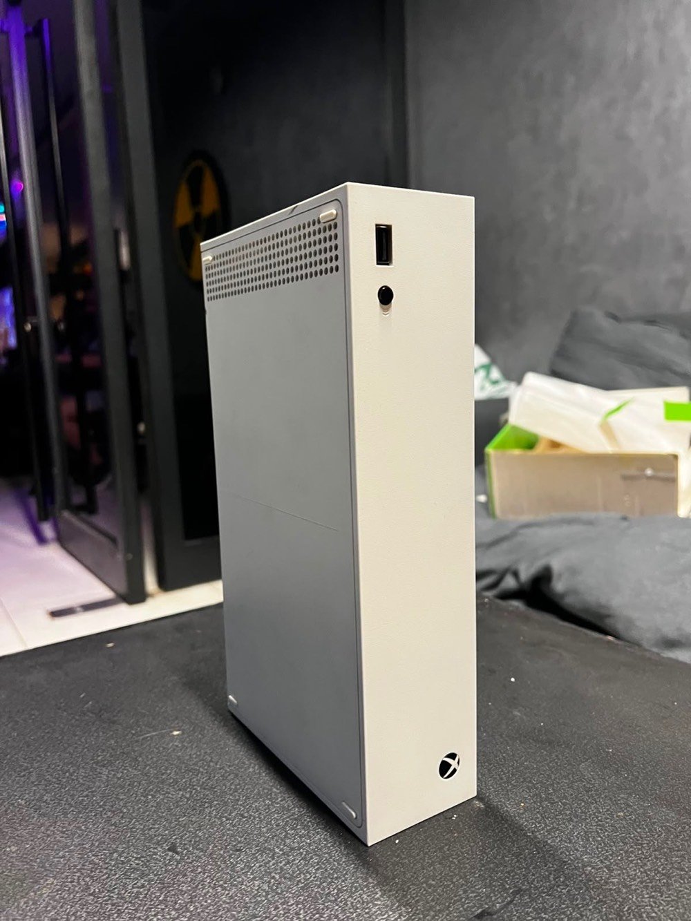 للبيع: جهاز Xbox Series S بحالة ممتازة

الموديل: Xbox Series S (أبيض)

 السعة: 512 جيجابايت SSD

 الحالة: نظيف جداً، استخدام خفيف، وخالٍ من أي مشاكل فنية أو حرارة.

 الملحقات المشمولة:

 يد التحكم الأصلية: اليد الأصلية، شغالة تمام وبدون درفت (تم استبدال زر الـ RB وصيانته بشكل ممتاز وشغال 100%)

 كابل الطاقة الأصلي

 كابل HDMI عالي السرعة

 [الكرتونة وكامل ملحقاتها]

Full Pack

 الموقع: [بغداد الصالحية]

 السعر المطلوب: [410] (قابل للتفاوض البسيط للجادين)