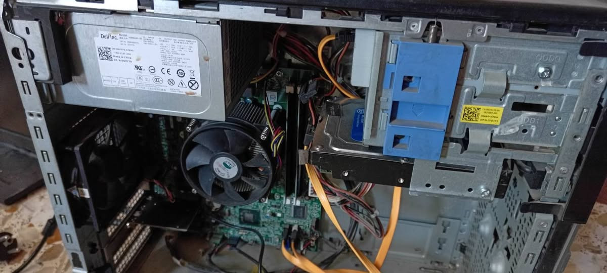 للبيع 
Dell OptiPlex 3010 MT

المعالج: Intel Core i3 / i5 / i7

المقبس: LGA 1155

الشريحة: Intel H61

الرام: DDR3

شقوق الرام: 2

أقصى رام: 8GB

سرعة الرام: 1333 / 1600MHz

التخزين: SATA HDD

منافذ SATA: 4

DVD: DVD±RW

كرت الشاشة: Intel HD Graphics

PCIe x16: منفذ واحد

PCIe x1: 3 منافذ

كرت شاشة منفصل: حتى 75W

الشبكة: Gigabit LAN

الصوت: HD Audio

USB: USB 2.0

الباور: 265W

موديل الباور: H265AM-00

Dell P/N: D265A001L

DP/N: 0GVY79

دخل الكهرباء: 90–264V

تردد الكهرباء: 47–63Hz

خط +12V: 17A + 9A

أقصى قدرة +12V: 240W

أقصى قدرة +3.3V و+5V: 90W

مروحة الباور: 80×25mm

الشكل: Mini Tower (MT) 

كيبورد عدد 3 
سماعات عدد 2
ماوس عدد 2
شاشات عدد 2 وحدة حجم 24 وحدة حجم 20

خلي سعرك عجبني ابيعلك تكسر بل حلال احضرك 
سبب البيع مستعجل علمود فلوس 
***********
