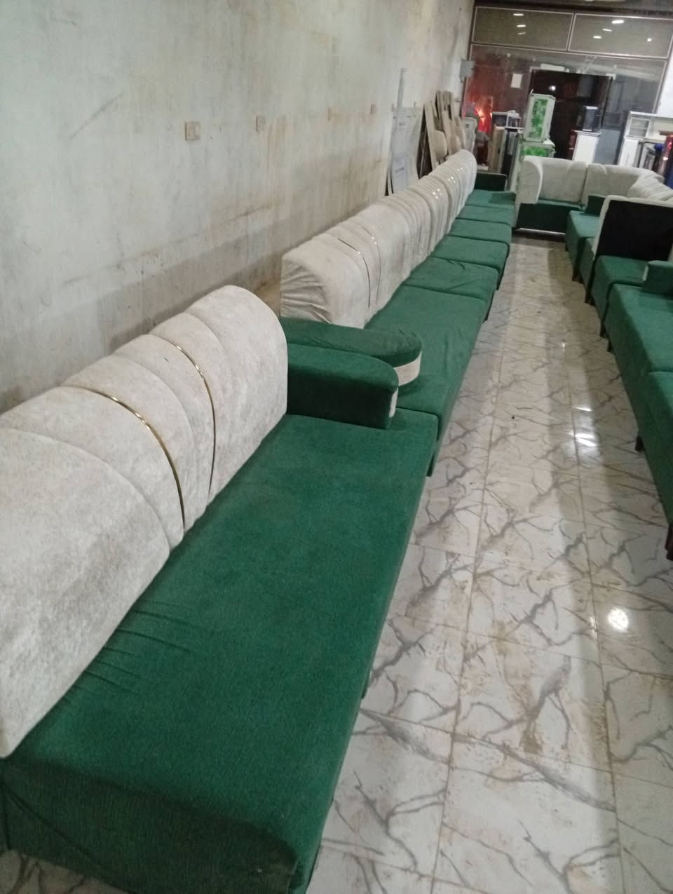 ديوان ٣٣مقعد • طوله ٢٣متر • معمل ومعرض
