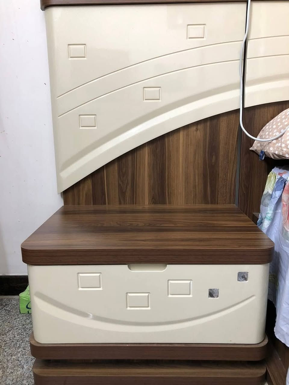 غرفه تركيه نظيفة جدا مع مندر وتكمه جدا السعر مليون دينار العنوان بغداد هاتف ***********

