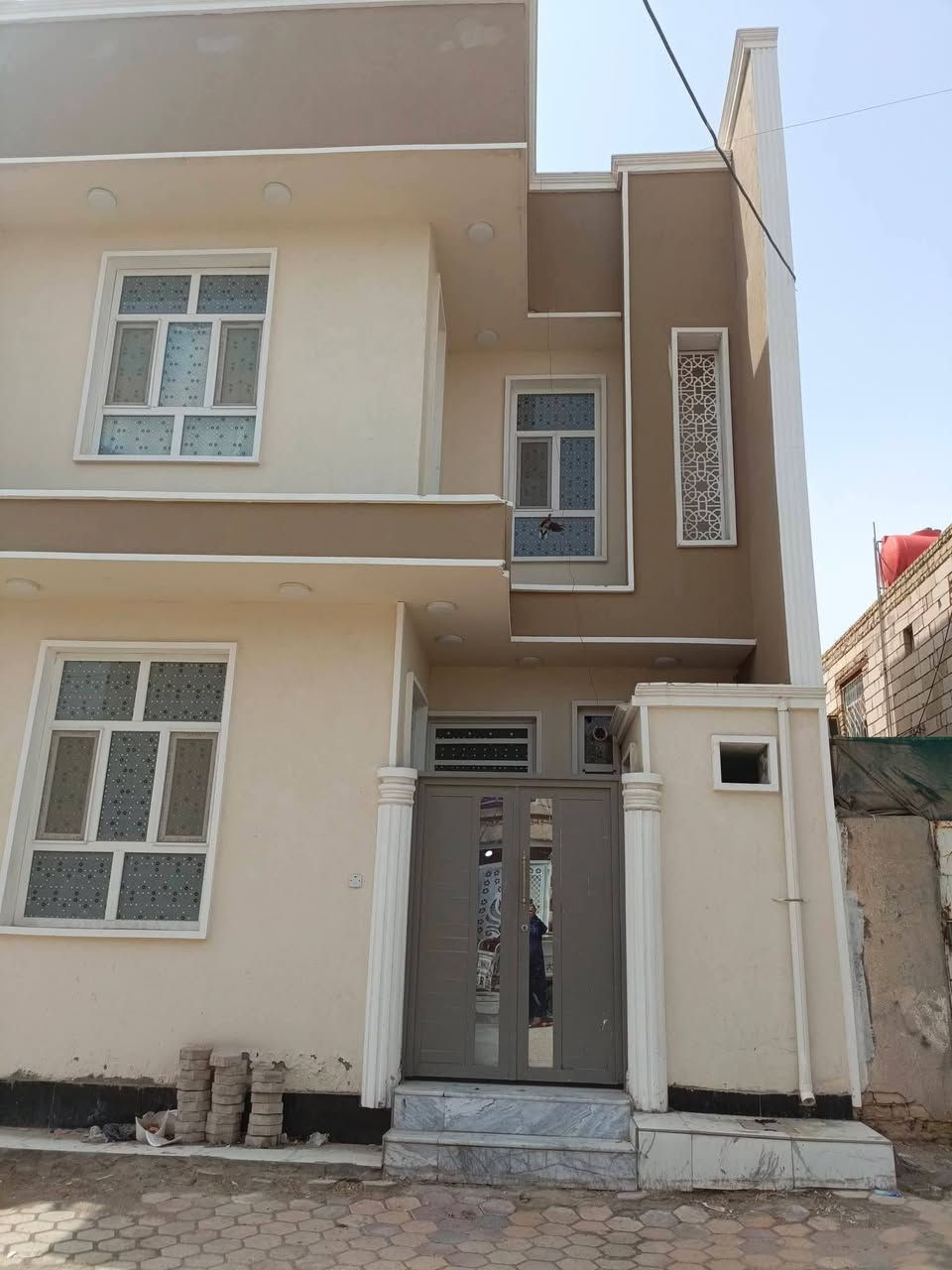 بيت للبيع في حي الشهداء شارع المحسن مساحة 100 متر طابقين حديث حاليا فارغ البيت يحتوي على 4غرف نوم مكتب التساهل العقار السعر 170 مع المجال
